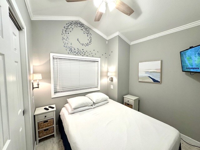 Slaapkamer #1: Nieuw queensize bed tussen nachtkastjes en nachtlampjes.  Perfect om onder te kruipen om te lezen of om de avonturen van morgen te plannen, allemaal achter schuifdeuren! Altijd perfect schoon beddengoed alleen voor jou. 
