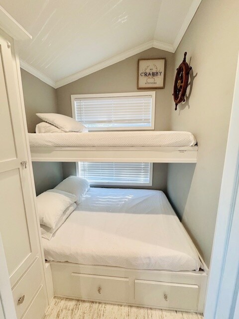 Slaapkamer #2  Stapelbedden met een eenpersoonsbed bovenop en een tweepersoonsbed onderaan. Er is een kleine kledingkast voor het ophangen van kleding/opslag, ook onder bedladen vol regenachtige dagspellen, boeken en puzzels. Het beste van alles, JA, dat piratenwiel draait!!