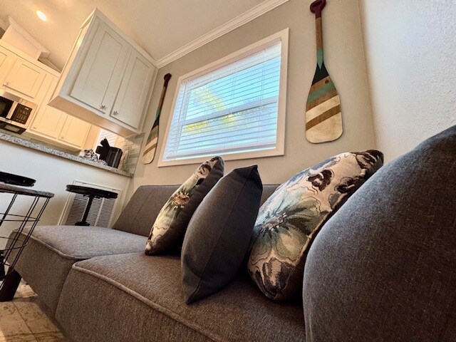 Geniet samen van de koele airconditioning, geniet van het uitzicht op het zwembad in de achtertuin of kijk tv.
Deze bank /futon wordt plat om nog een gast te laten slapen #6.