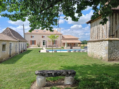 Peaceful rural cottage with heated swimming pool