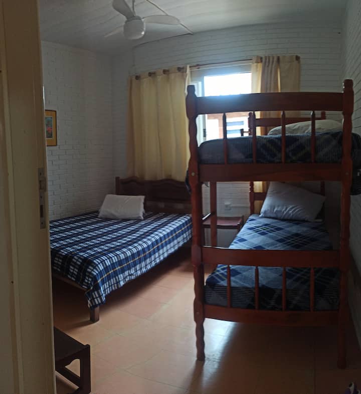 ห้องนอน 1 เตียงคู่และเตียงสองชั้น 