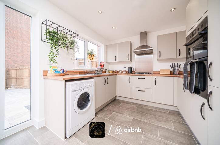 3 Bedroom house for Long stays with Free Parking gallery image 3