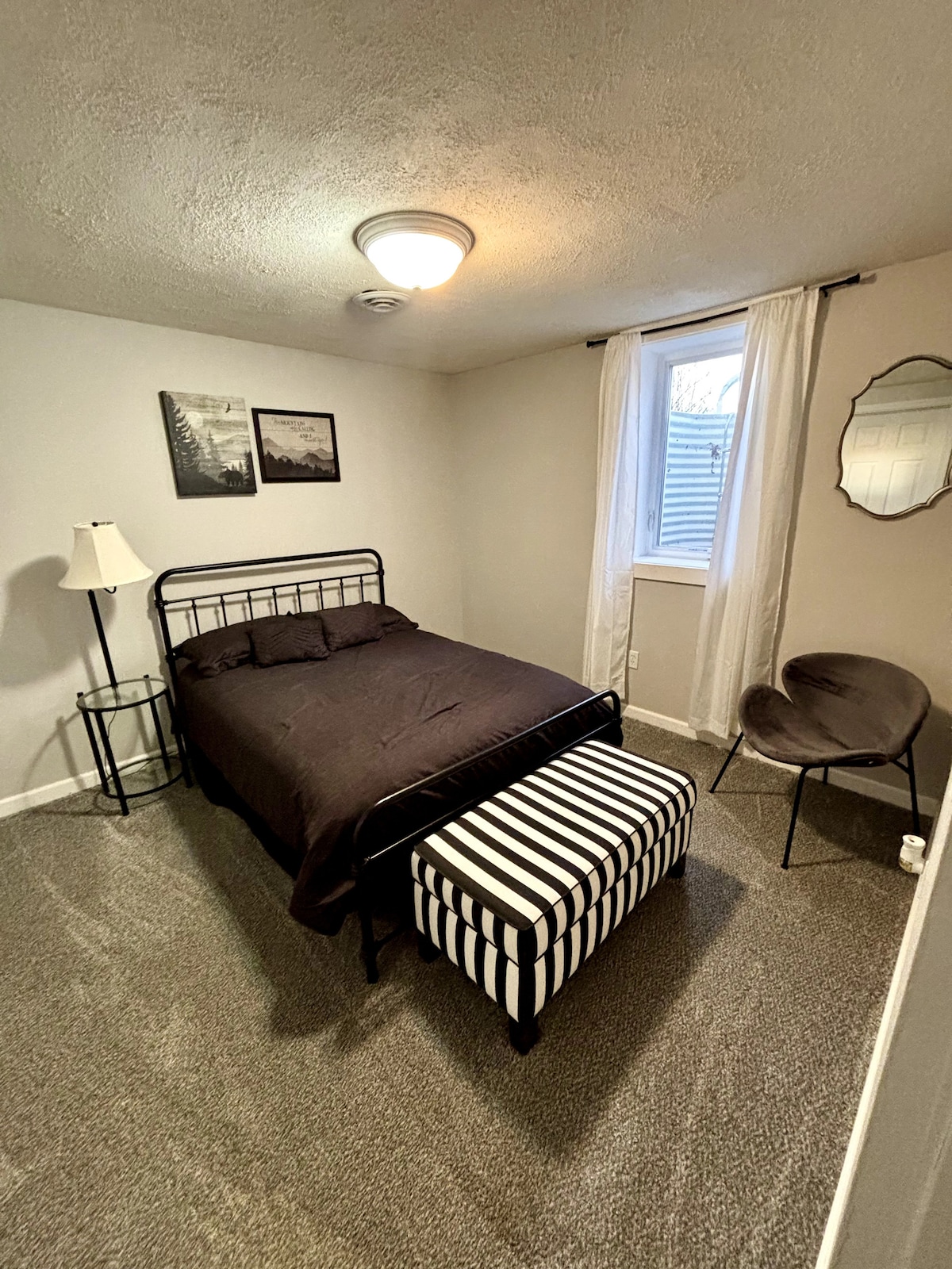 Treća spavaća soba u podrumu s bračnim krevetom i ormarom