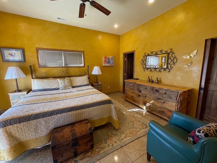 Le lit « Sleep Number » confortable de taille King offre la possibilité de personnaliser le lit selon vos préférences de fermeté. 