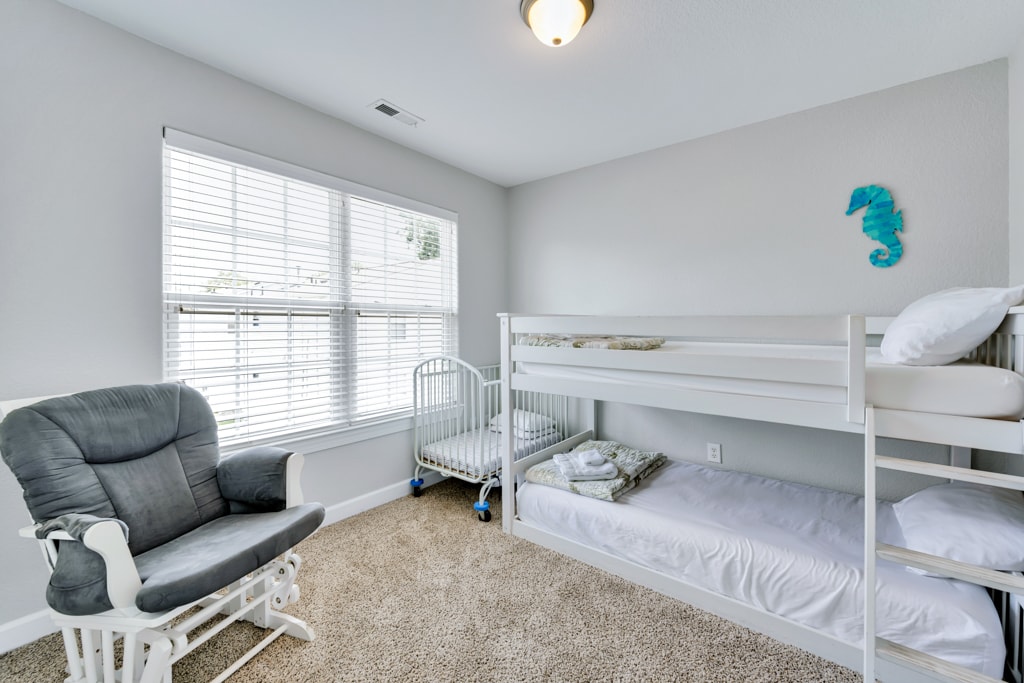 另一张上下铺床，侧面有一张婴儿床，非常适合带婴幼儿入住的家庭！