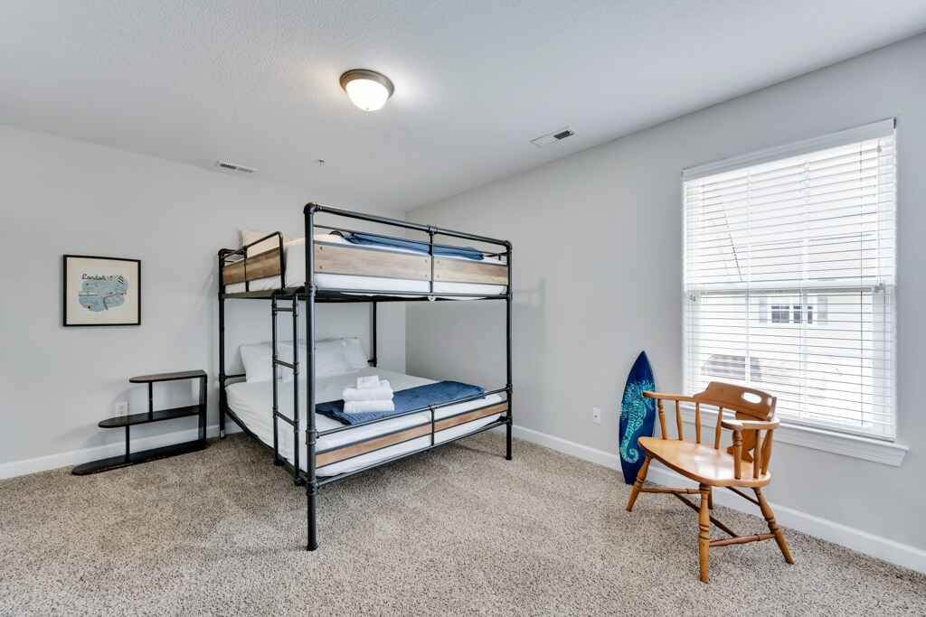 上下铺，非常适合更多睡眠空间