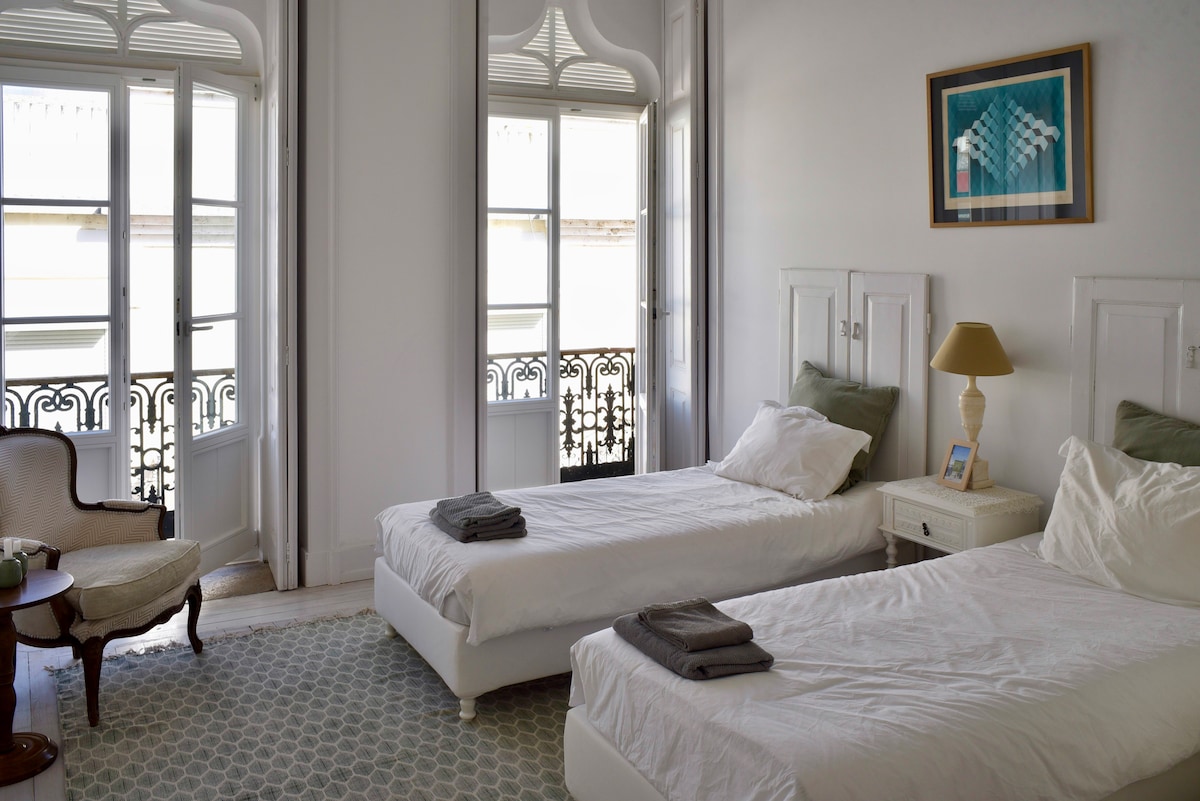 חדר שינה צמוד לחדר השינה הראשי (סוויטה) עם כניסה עצמאית.
משקיף על ה - rua do Comércio.