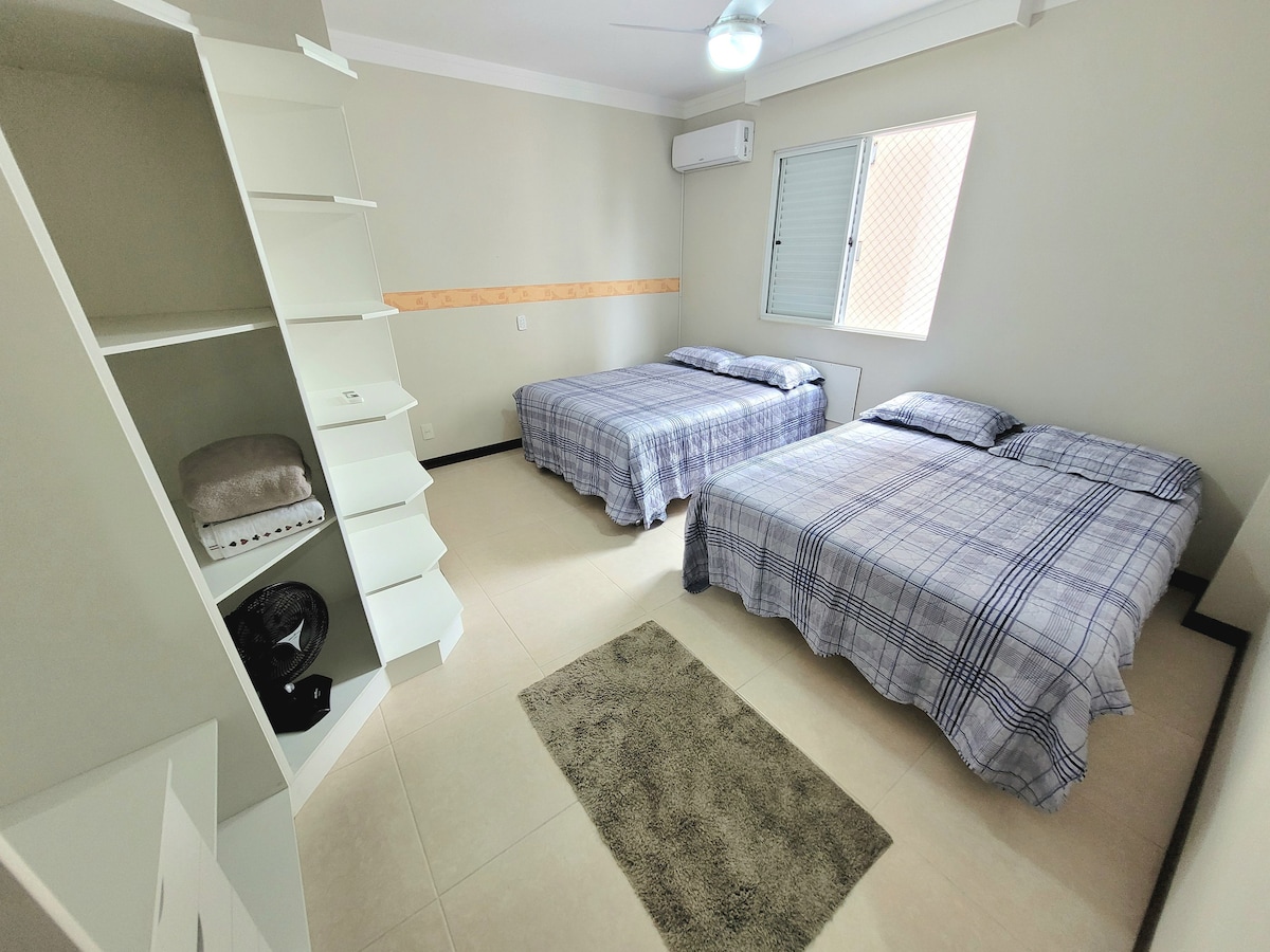 Apartmán 2: 2 veľké manželské postele + samostatný matrac
Klimatizácia a posteľná bielizeň