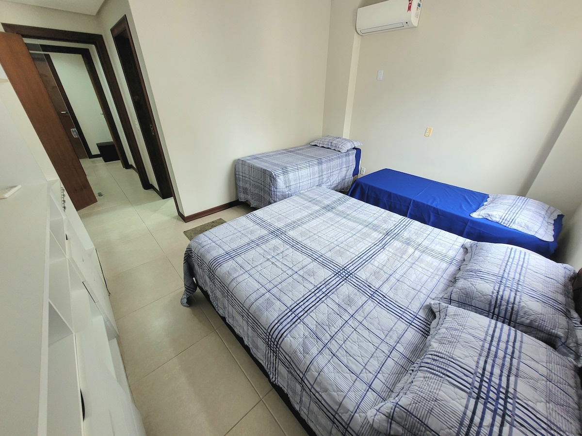 Apartmán 3: 1 veľká manželská posteľ + 2 jednolôžka 
Klimatizácia a posteľná bielizeň