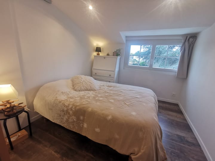 ห้องพักพร้อมวิวต้นซีดาร์จากสวนของที่พัก
มีเตียงคู่ 