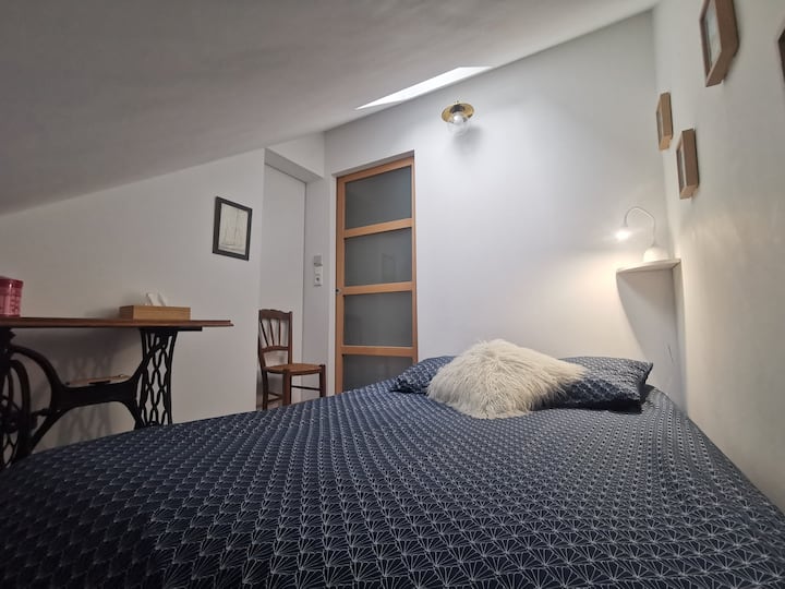 ห้องใต้หลังคาขนาดเล็กตั้งอยู่ทางซ้ายมือบนบันไดทันที 
มีเตียงคู่และโต๊ะเล็ก 