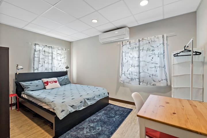 Cama tamaño queen renovada en octubre de 2023