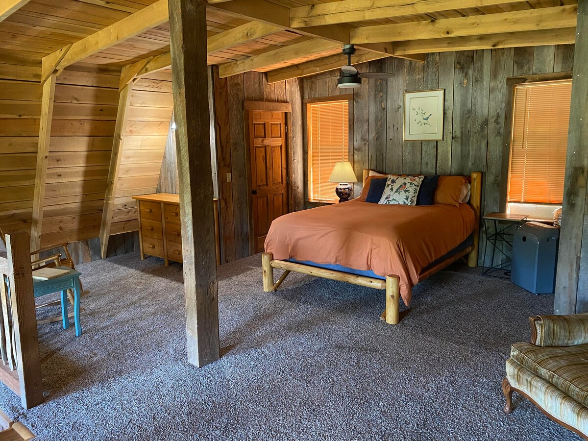 这个休闲空间位于阁楼内。  