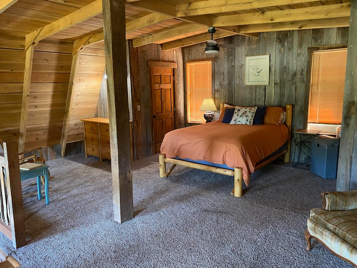 Este espacio relajante se encuentra en el loft.  