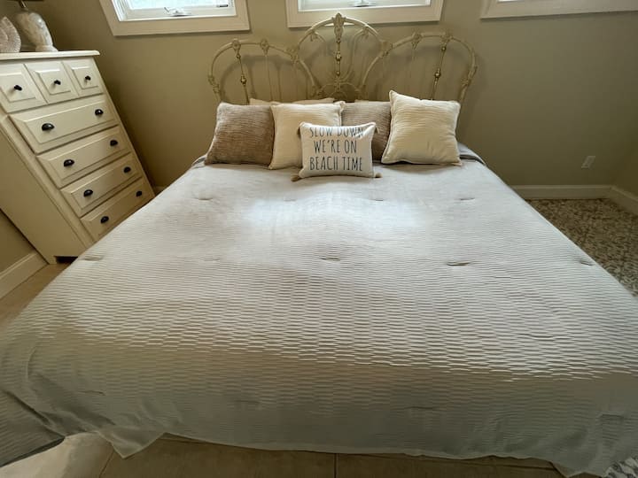 ห้องนอนเตียงคิงไซส์พร้อมทีวี Roku