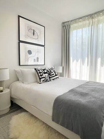 Modern 2 Bed Near Central Park | No cleaning fee gallery image 2