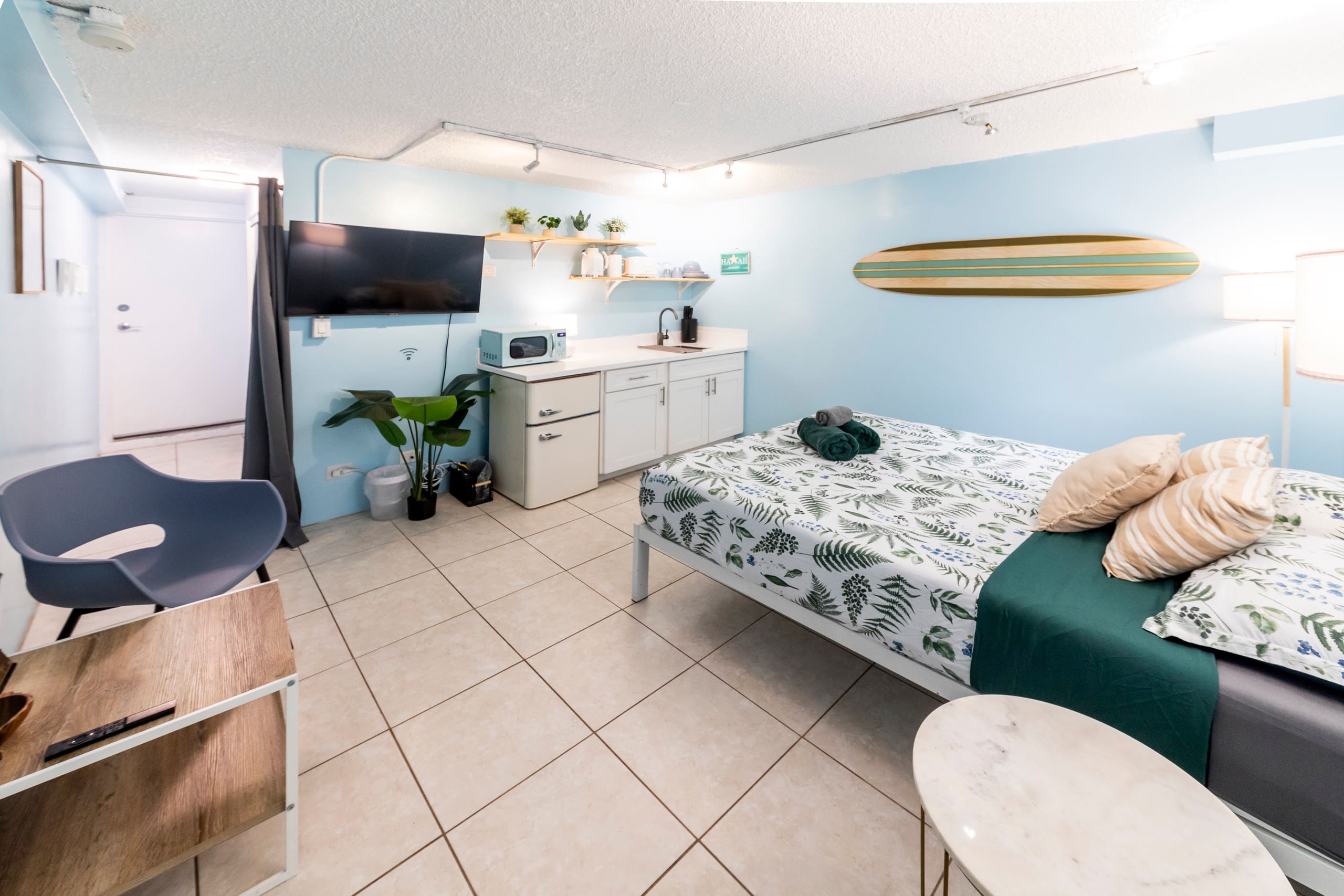 Condo in Honolulu · ★4.68 · Studio · 1 bed · 1 private bath - Image 13