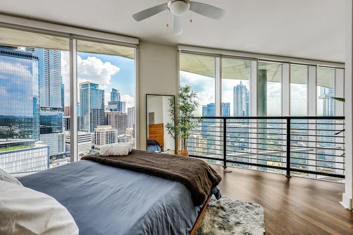 Réveillez-vous avec une vue incroyable sur le centre-ville d'Austin, les rives de l'Auditorium et le lac Lady Bird. 