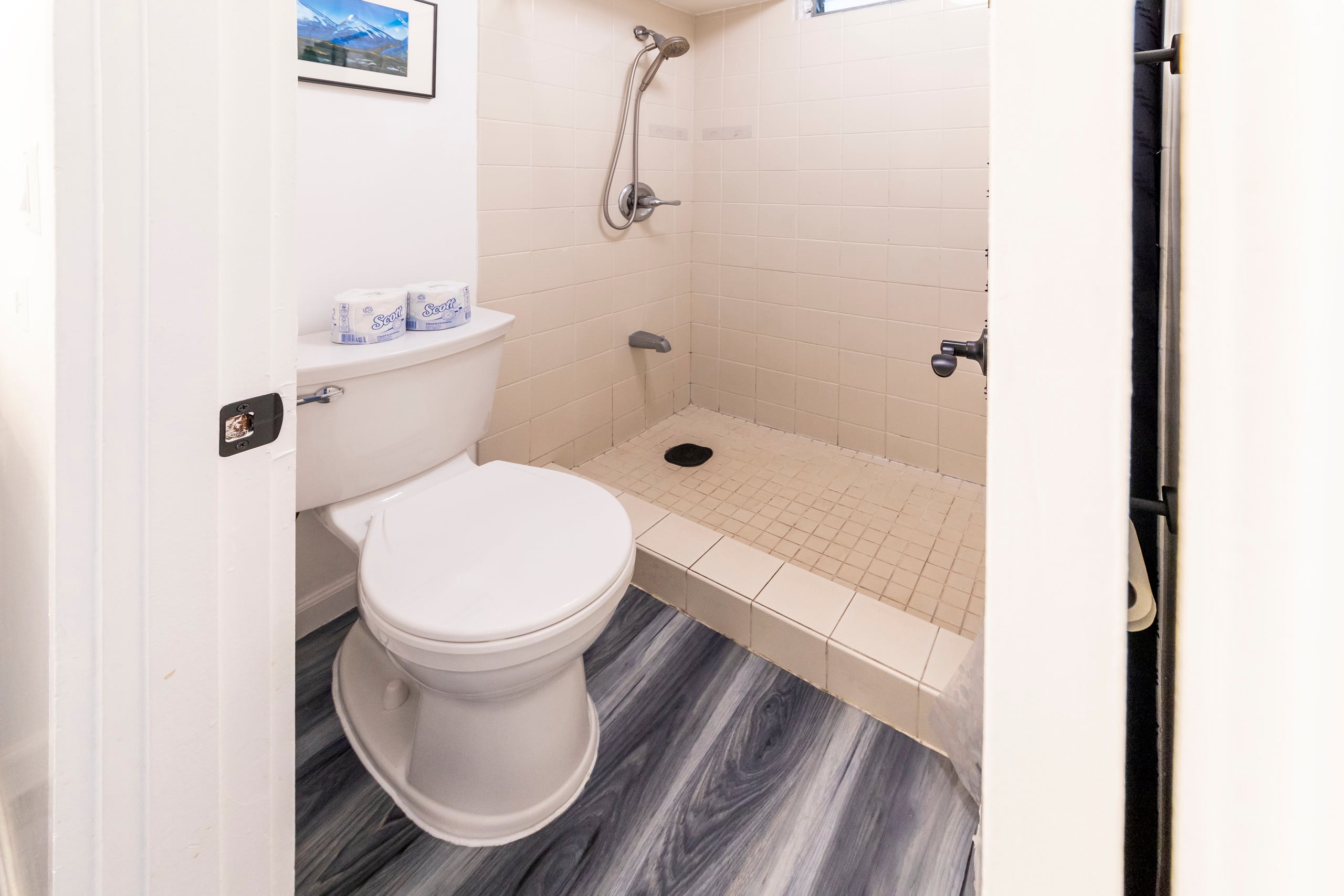 Condo in Honolulu · ★4.2 · Studio · 1 bed · 1 private bath - Image 9
