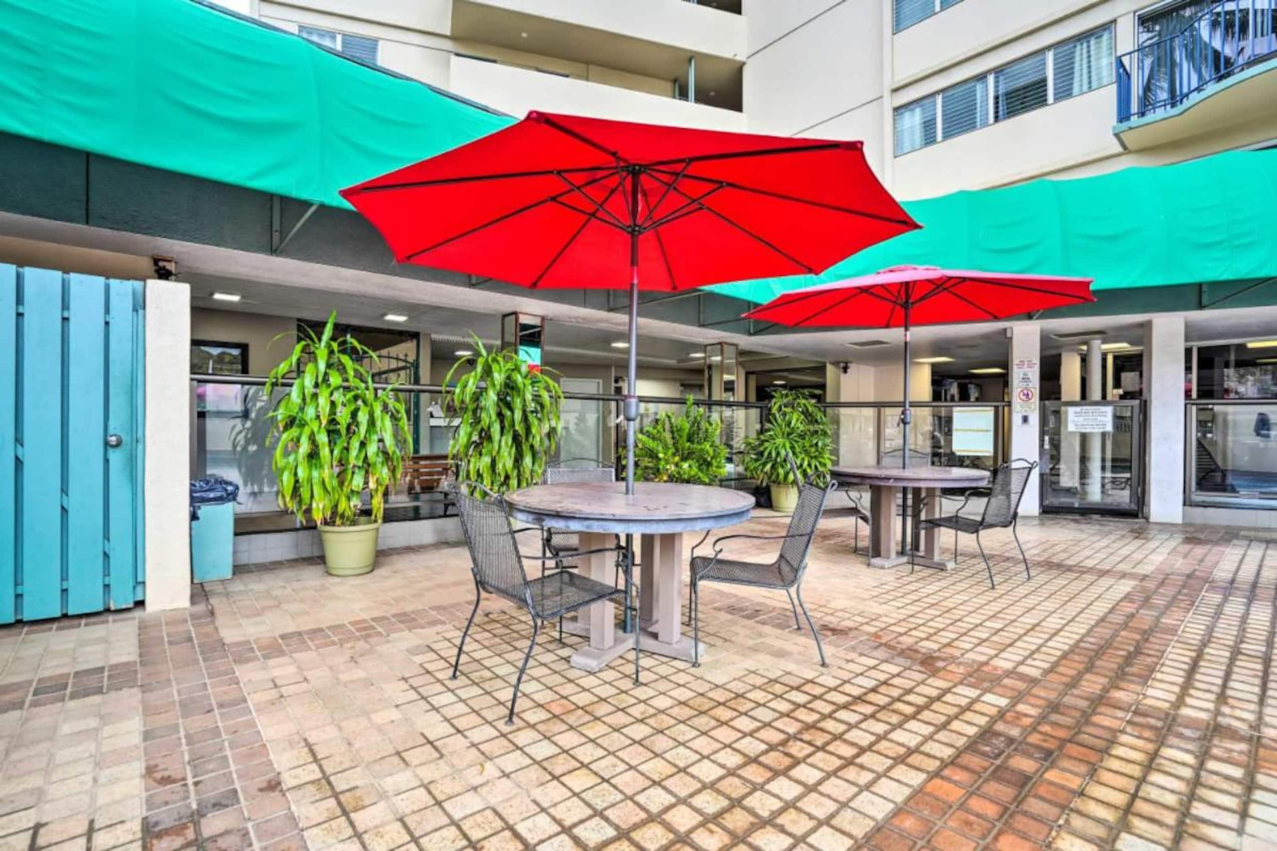 Condo in Honolulu · ★5.0 · 2 bedrooms · 4 beds · 1 private bath - Image 13
