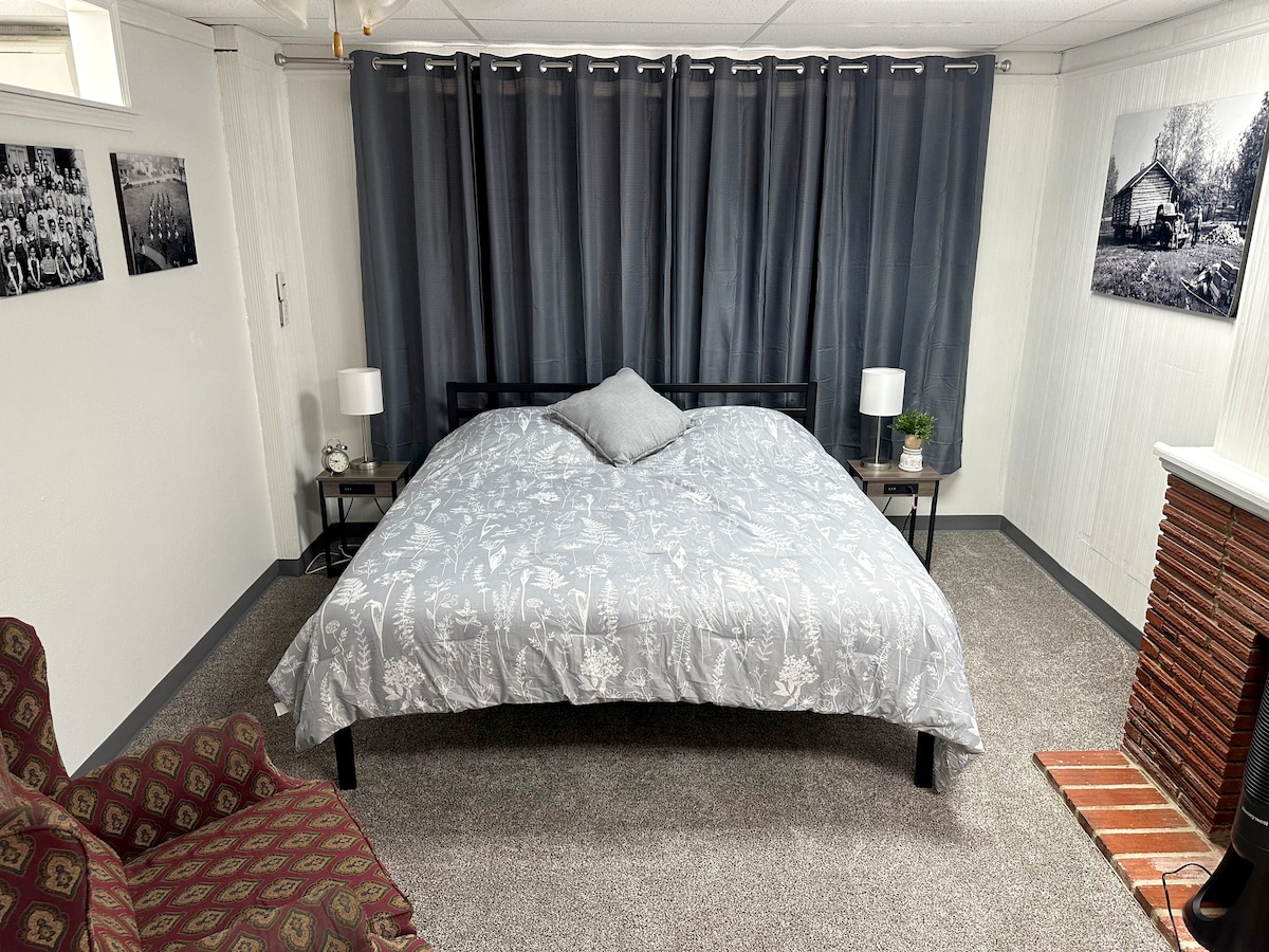 Dhoma jonë kryesore e gjumit ka një dyshek të ri me shkumë memorie king-size, perde që bllokojnë diellin, një karrige me krahë të mbështetur, televizor Roku me të gjitha opsionet tona të transmetimit tashmë të regjistruara dhe dy dollapë të mëdhenj.