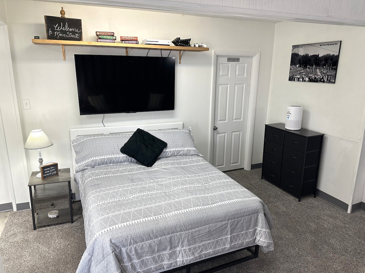 Dhoma jonë e dytë e gjumit ka një krevat me madhësi të plotë, Xbox One me dy kontrollorë, televizor 55 inç me të gjitha kanalet tona të transmetimit, libra, lojëra, tavolina fundore me porta karikimi USB dhe priza elektrike, pastrues ajri dhe shumë më tepër.