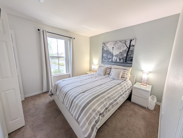 Cama tamaño queen ubicada en el segundo piso con baño completo compartido.