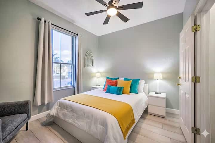 Esta suite principal con cama tamaño queen y baño privado se encuentra en el primer piso.