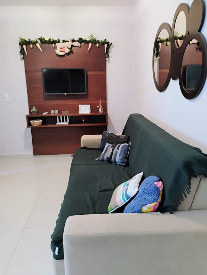 غرفة بسرير أريكة 