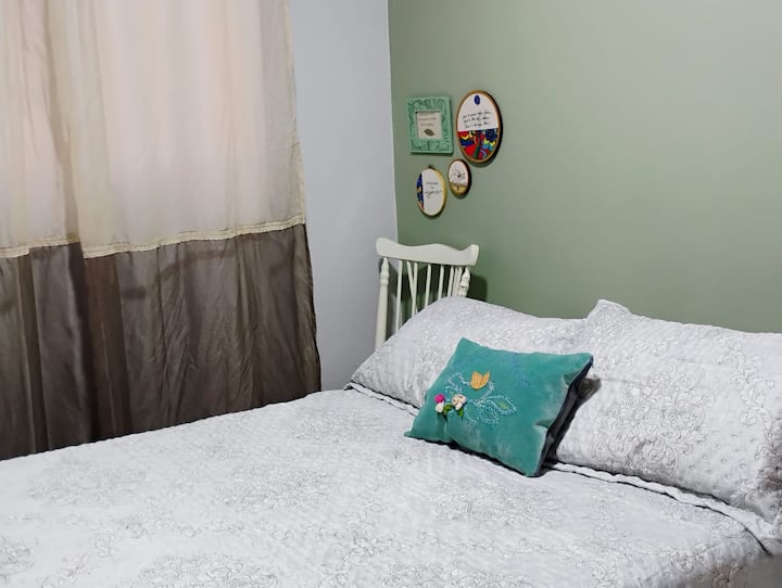 غرفة بسرير مزدوج، مع أغطية نظيفة، بها رف لتخزين الملابس. هناك بطانيتان في حالة كان الجو باردًا أثناء الليل.
OBS: لديهم مرتبة (حجز فردي إذا كنت بحاجة إليها).