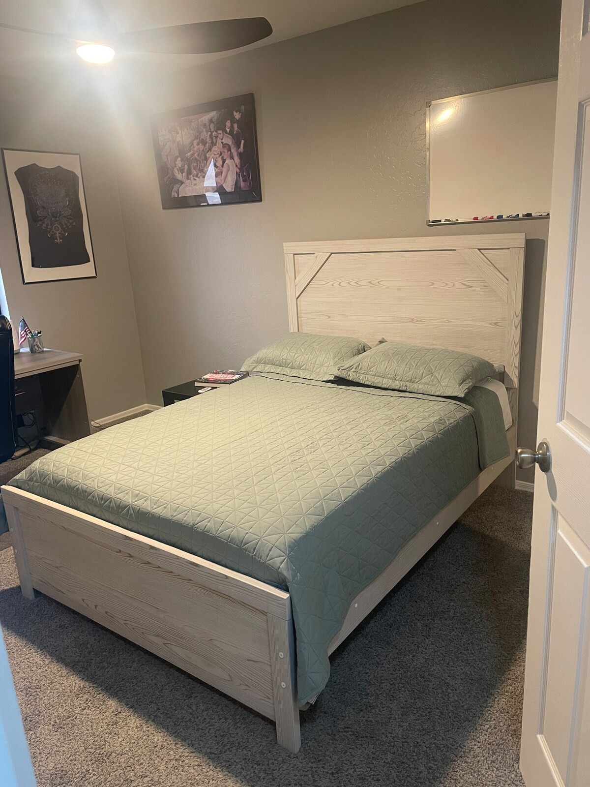 Bračni krevet može primiti najviše dvije osobe. Radni stol dostupan je za radni prostor. TV je uključen.