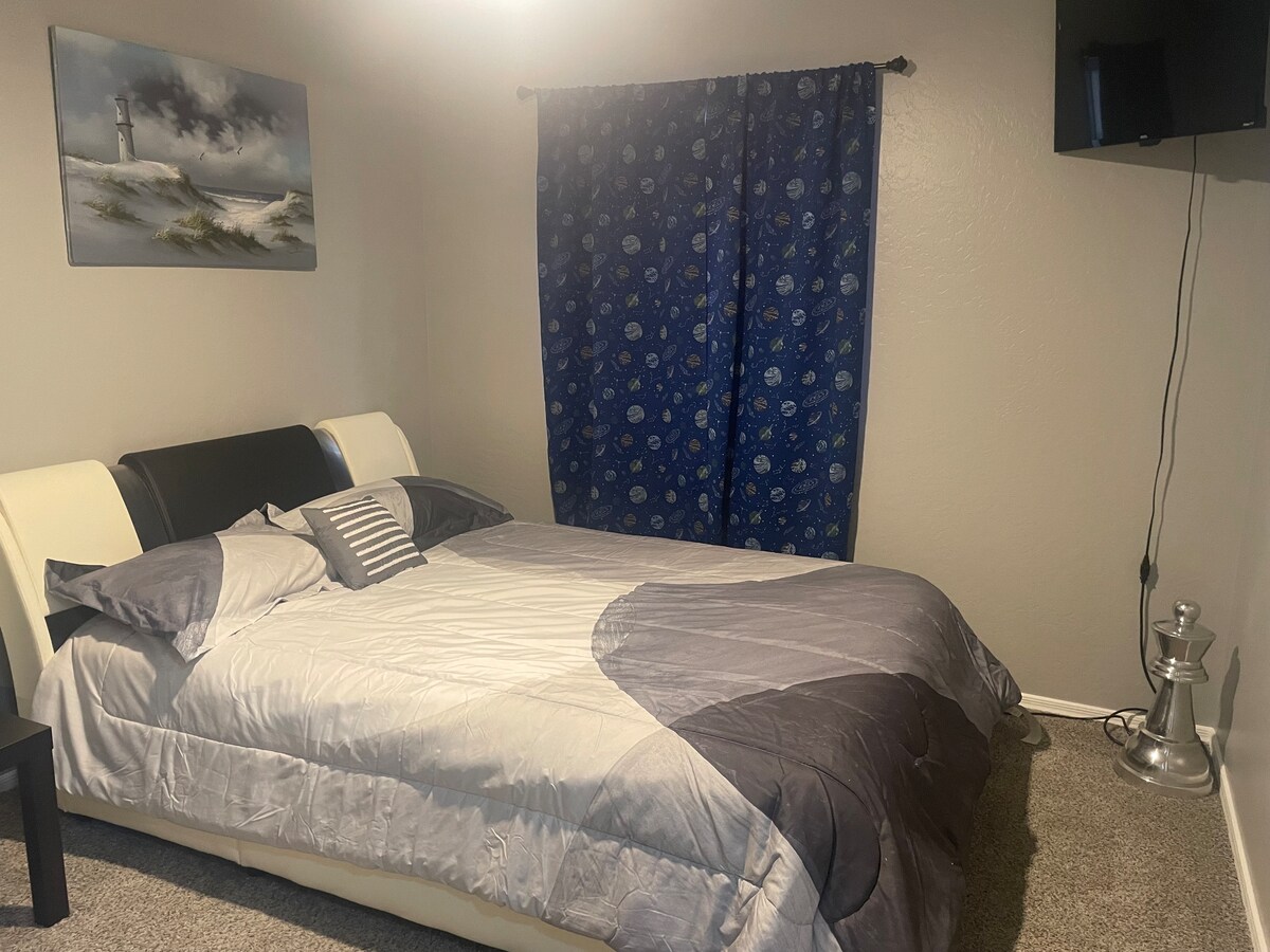 Bračni krevet (160x200) može primiti do dvije osobe i vrlo je udoban. TV je uključen.