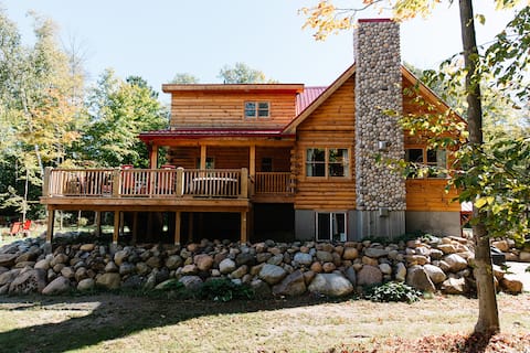 Spacious Family Cabin, Hot Tub & Pet Friendly!