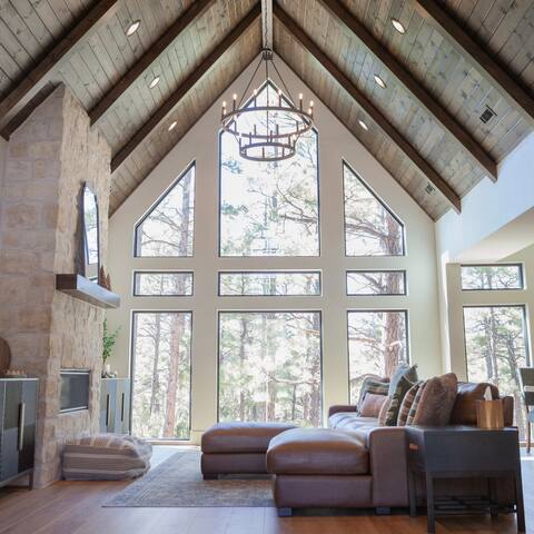 Luxe Lodge: Sleep 18 in 4 Suites, Bunks with Slide