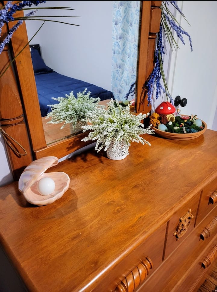 Commode dans la chambre 1, avec 2 lits simple.  (C'est en fait la chambre 3 à l'intérieur de la maison.)