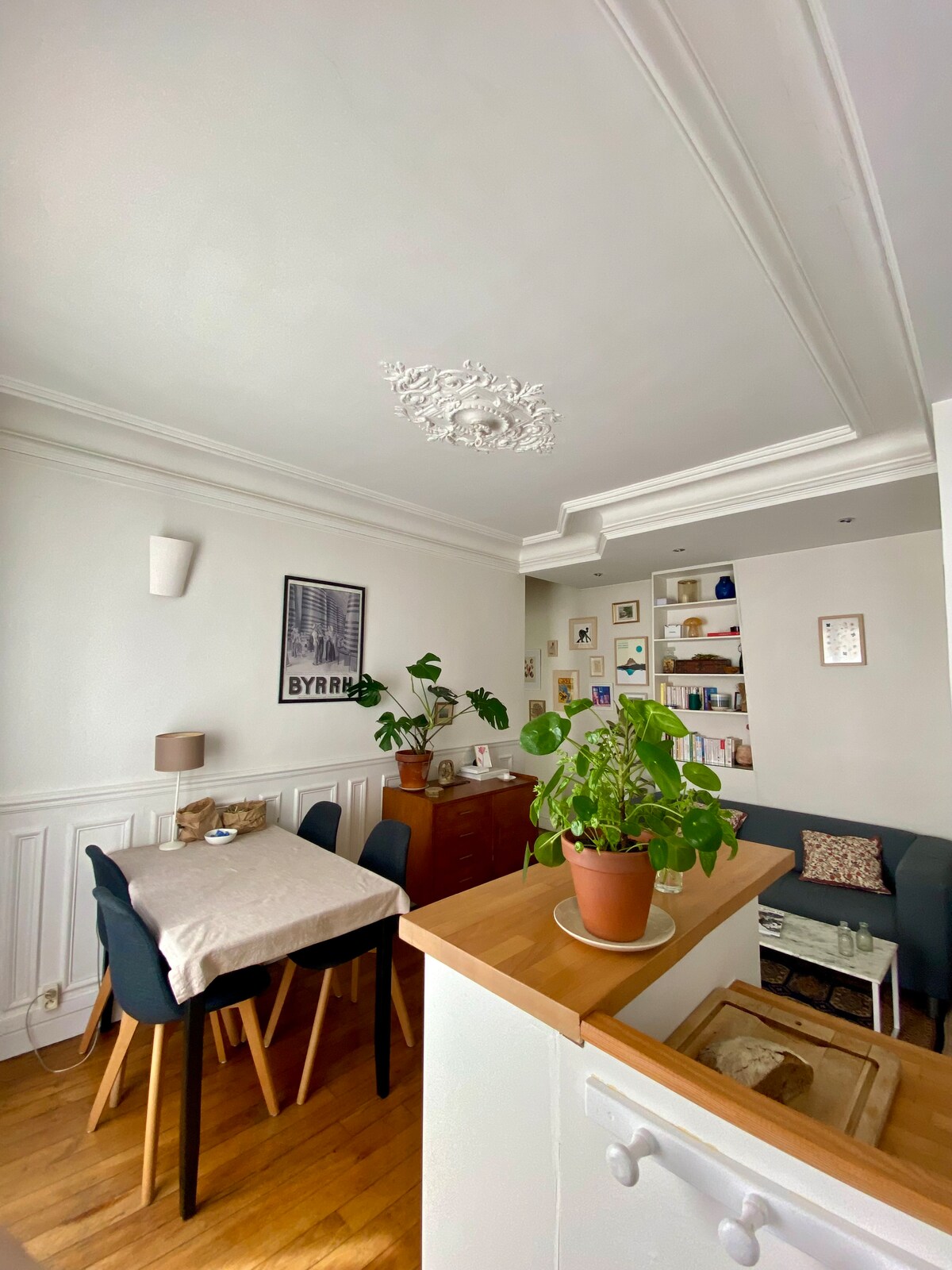 Top Airbnb: Beautiful apartment, quiet and bright. in Paris 11e Arrondissement