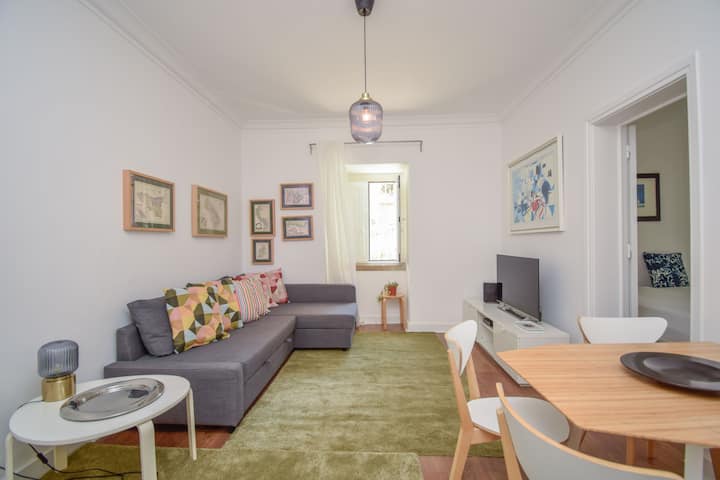 Ruime woonkamer met comfortabele slaapbank, eettafel voor maaltijden en tv voor entertainment. Ideale omgeving om te ontspannen en te genieten van momenten met familie of vrienden.