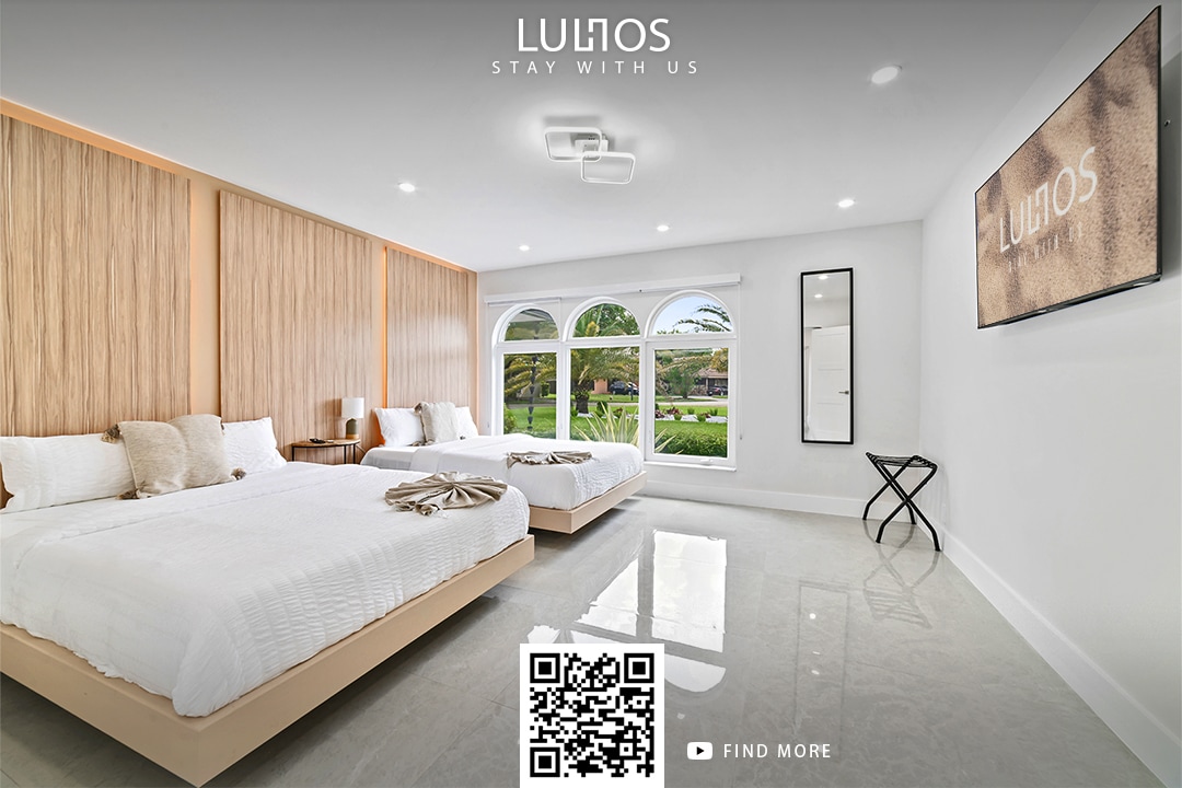 Kila chumba cha kulala ni mapumziko tulivu, kinachotoa sehemu ya ukarimu na muundo mzuri. Kukiwa na madirisha makubwa yanayojaza vyumba mwanga wa asili, sehemu hizi zilizopambwa vizuri ni mahali pazuri pa kupumzika na kupumzika