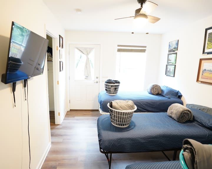 Dormitorio dos - 3 camas individuales - Roku TV, máquina de sonido, armario, salida exterior a la terraza trasera