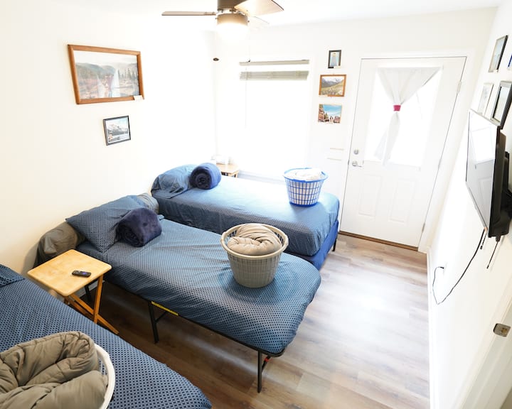 Dormitorio uno - 3 camas individuales - Roku TV, máquina de sonido, armario, salida exterior a la terraza trasera