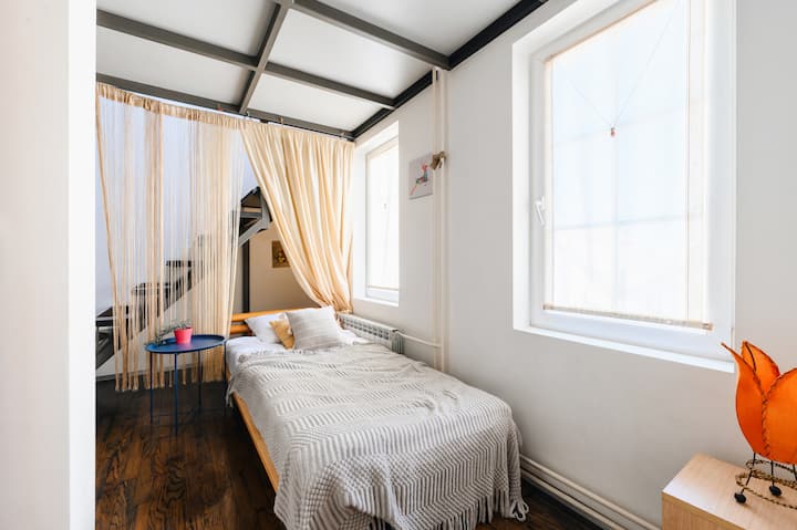 [საძინებელი] საკმარისია იმისთვის, რომ გაათენოთ ღამე ფართო და კომფორტულ საწოლში
