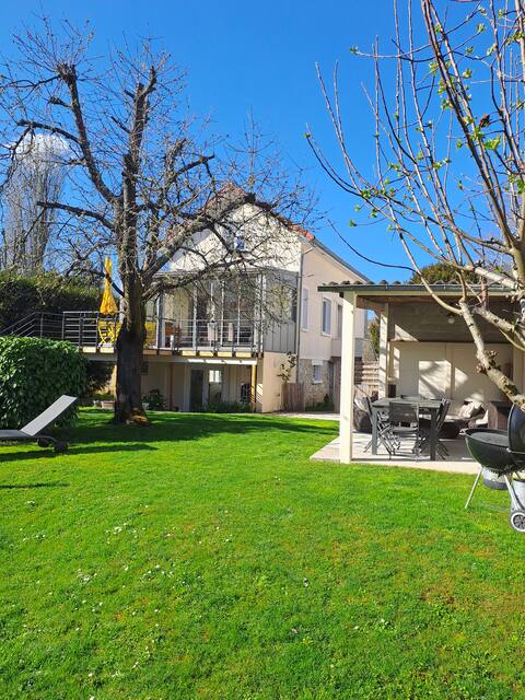 Family home 9p on the banks of the Marne and in the city center
