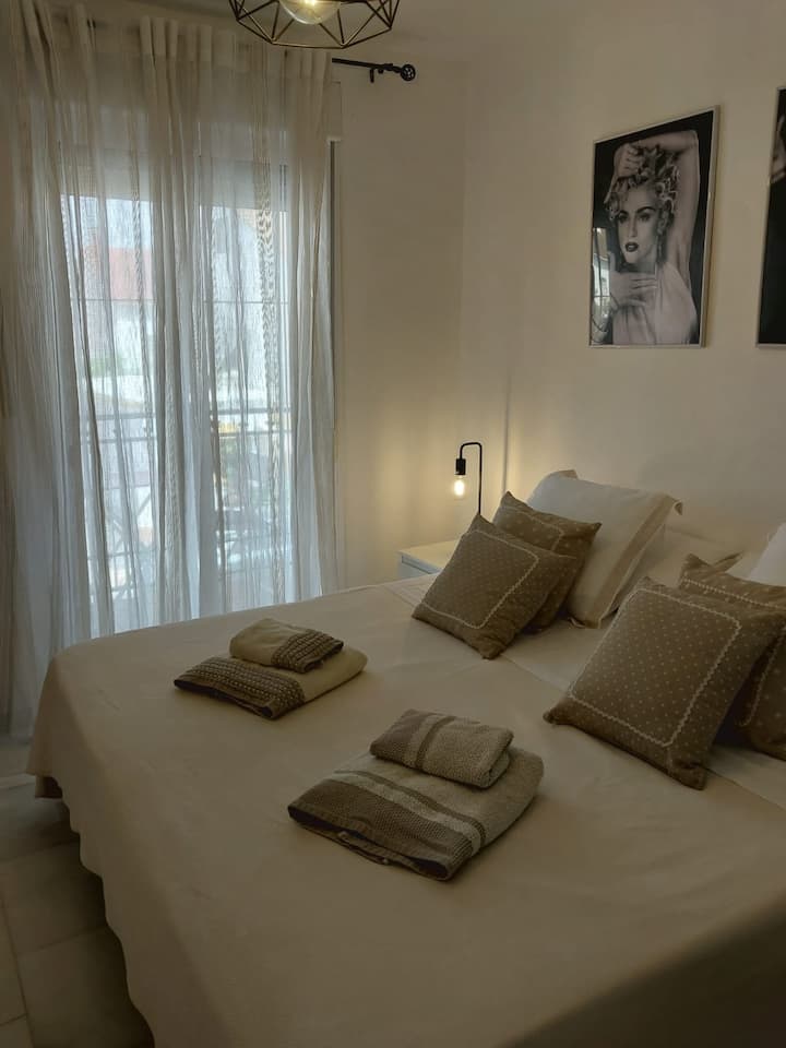 Соба Мадона, со надворешна тераса, клима уред и брачен кревет (широк 180).