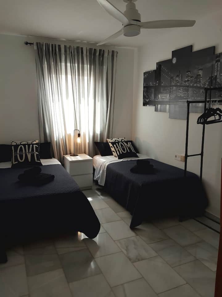 Спална соба ВО ЊУЈОРК, два единечни кревета од 90 лица со надворешна тераса и тавански вентилатор.