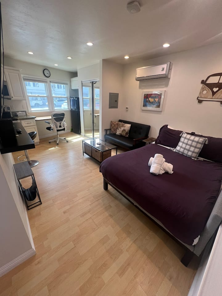 Beach & Bay Close / Rooftop Deck / Private Studio! - San Diego, CA