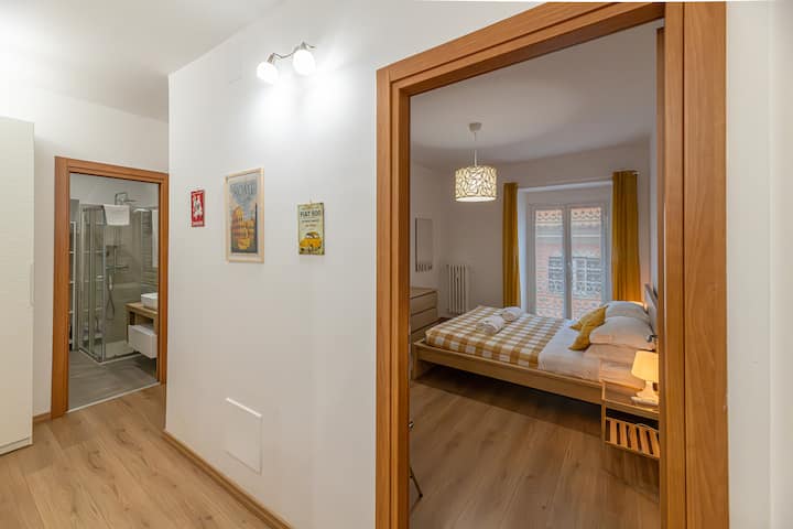 Vue d'ensemble chambre et salle de bains