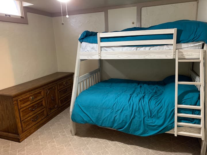 غرفة نوم 5 مع سرير بطابقين .. سرير مزدوج فوق سرير كامل الحجم
