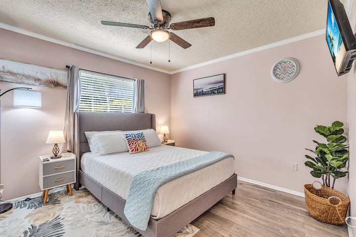 Cama tamaño queen con TV 