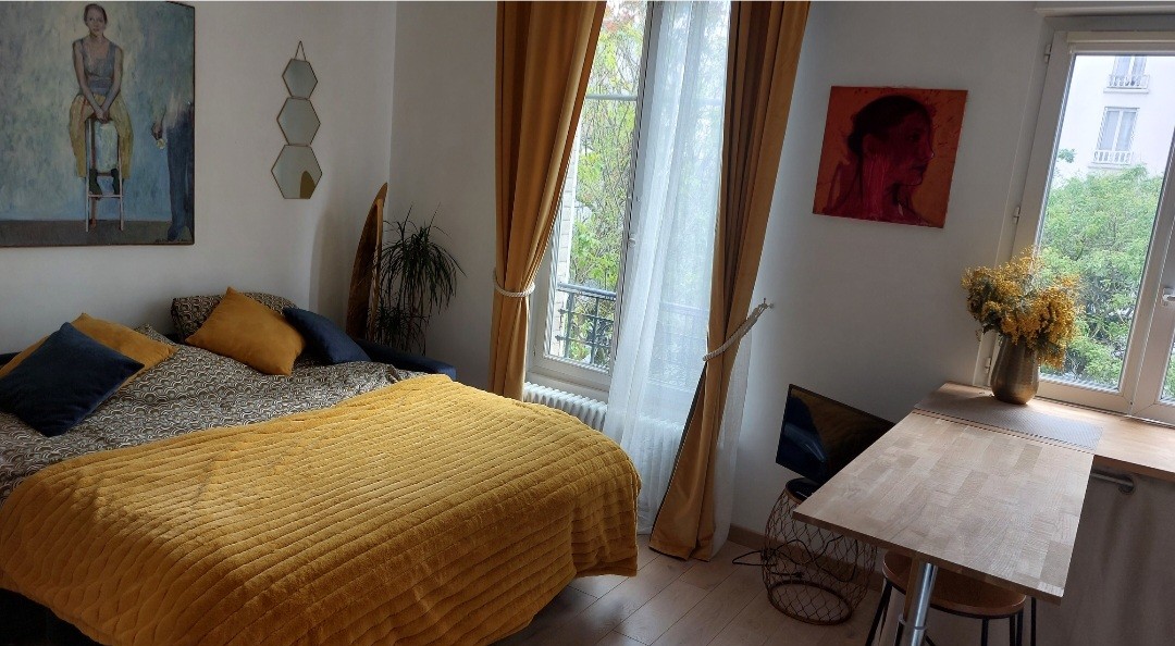 Popular Airbnb listing: Charming studio in Vincennes a stone's throw from Paris in Vincennes