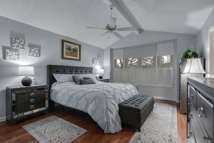 Chambre principale.  Ventilateur de plafond.  Coffre à 5 tiroirs. 2 stands de nuit avec 2 tiroirs chacun et connexions USB. Commode à 4 tiroirs.  La boîte de rangement des lits dispose d'une literie de saison.